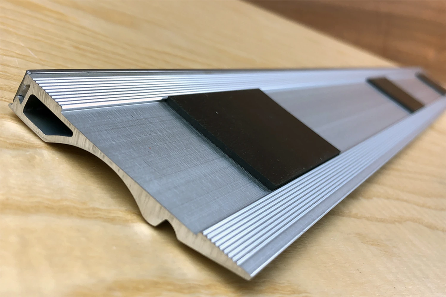 Shinwa Cutting Rule Aluminium With Stainless Steel Edge 600mm - Image 3